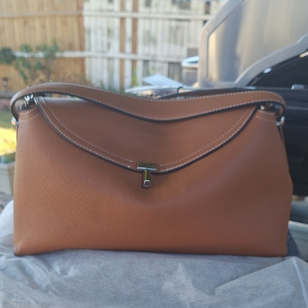 Elegant Tan Leather Handbag